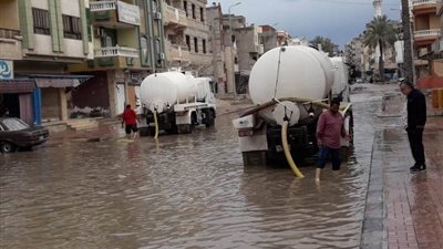 سحب مياه الأمطار من شوارع العريش