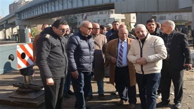 محافظ القليوبية ورئيس هيئة الطرق يتابعان أعمال رفع كوبري المشاة بشبرا الخيمة