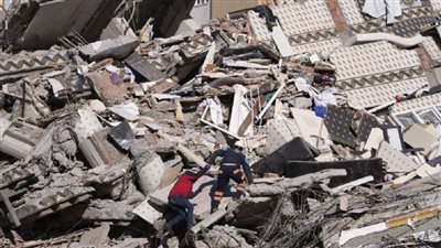 إنقاذ فتاة من تحت الأنقاض بعد 248 ساعة من زلزال تركيا