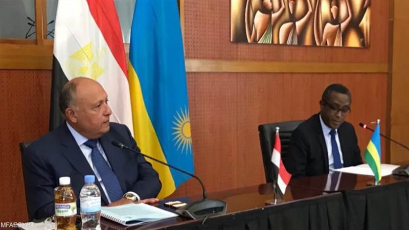 وزير الخارجية مع