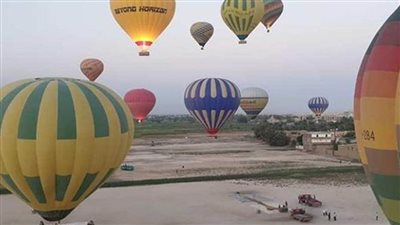 تحليق 56 رحلة بالون طائر تقل 2000 سائح فى سماء الأقصر