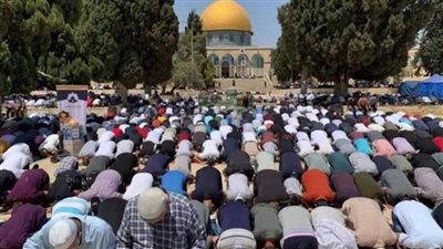 عشرات الآلاف من الفلسطينيين يؤدون صلاة الجمعة في رحاب المسجد الأقصى
