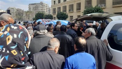 تشييع مرسي عطالله إلى مثواه الأخير بعد صلاة الجنازة عليه بعمر مكرم