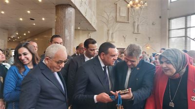 وزيرا التنمية المحلية والتعليم في جولة تفقدية لمعرض 