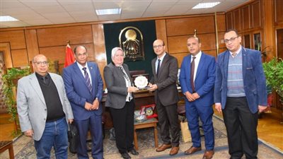 كلية تكنولوجيا صناعة السكر والصناعات التكاملية تقدم درع مؤتمرها الدولي العاشر لرئيس جامعة أسيوط