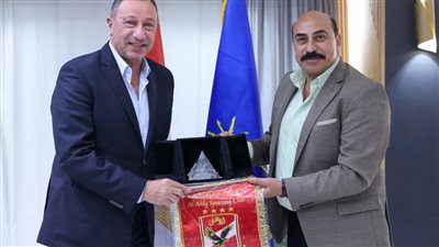 محمود الخطيب يهدي محافظ أسوان درع وعلم النادي الأهلي