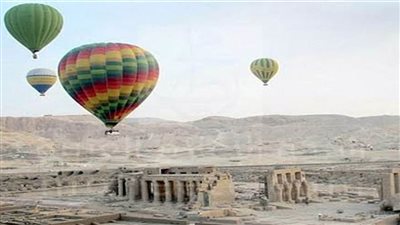تحليق 70 رحلة بالون طائر تقل 2005 سائحين في سماء الأقصر