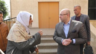 محافظ بني سويف يلتقي بعض المواطنين ويستمع لمطالبهم وشكواهم 