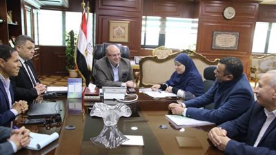 حلول لمشكلة تسريب مياه بمنطقة سكنية بالحي الغربي ببني سويف