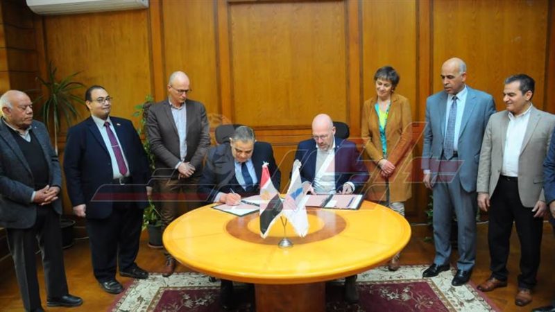 خلال التوقيع