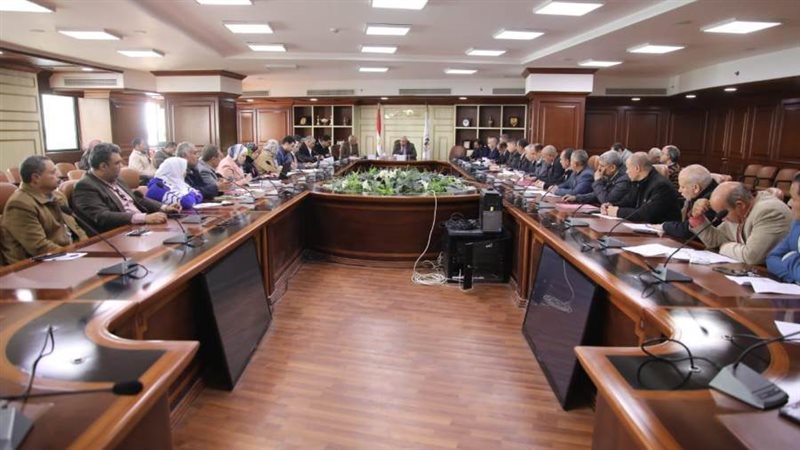 اجتماع محافظ بنى