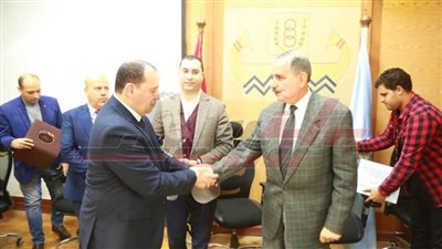 محافظ كفر الشيخ يكرم مدير الشؤون القانونية لبلوغه السن القانونية للمعاش