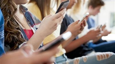 دراسة: تعلق المراهقين بالسوشيال ميديا يمنحهم صورة مشوهة عن أنفسهم