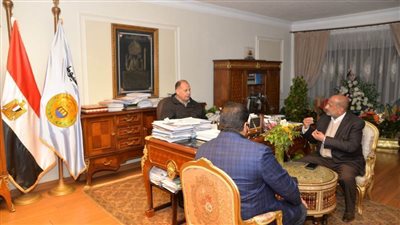 محافظ أسيوط يناقش الموقف التنفيذى للمشروع القومى لتأهيل وتبطين الترع وأعمال تطهير مخرات السيول