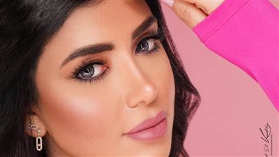 الفنانة سارة عبدالرحمن تتألق في إطلالة فنية باللون الزهري في أحدث ظهور لها