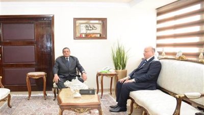 وزير التنمية المحلية يتابع مع محافظ القاهرة منظومة المخلفات الصلبة والمشروعات الاستثمارية بالعاصمة