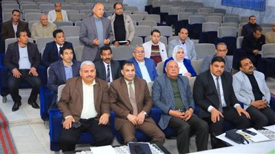 نائب محافظ سوهاج يعقد اجتماعا لبحث موقف المشروعات المتعثرة ووضع الحلول الناجزة لها