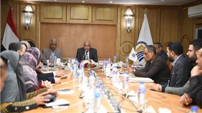 محافظ قنا يناقش سبل وآليات تعظيم موارد الإعلانات