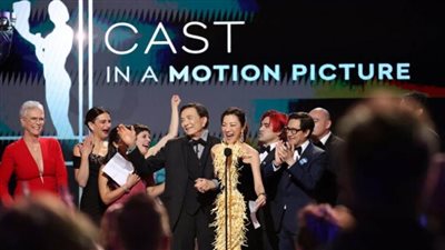 فيلم “كل شيء في كل مكان” يهيمن على جوائز نقابة ممثلي الشاشة