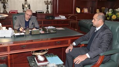 محافظ بني سويف يناقش مجالات التدريب المهني وإجراءات السلامة والصحة المهنية