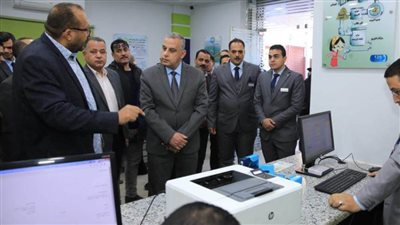 محافظ سوهاج يتفقد مركز خدمة عملاء مياه الشرب والصرف الصحي بأخميم