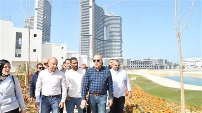 وزير الإسكان يتفقد الأعمال بمشروعي الكمباوند 