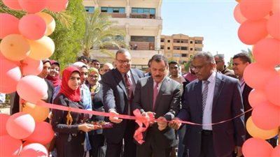 وحدة التضامن بجامعة الوادي الجديد تنفذ معرضا للسلع الغذائية والمنتجات بأسعار مخفضة