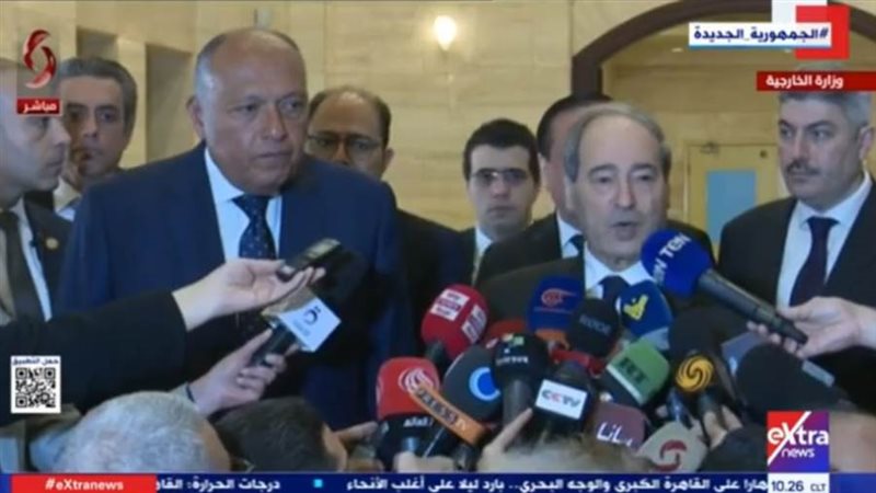 وزير الخارجية مع