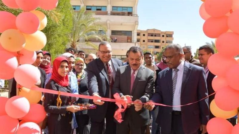 افتتاح معرضا للسلع