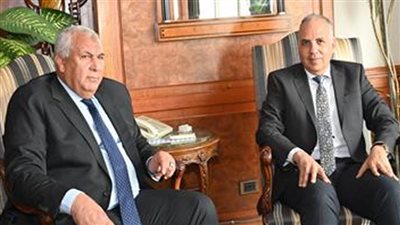 وزير الري يبحث مع محافظ الوادي منظومة المراقبة والتحكم في الآبار