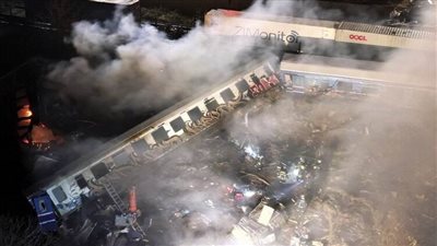 حادث مروع.. عشرات القتلى في اصطدام قطاري شحن وركاب في اليونان (فيديو)