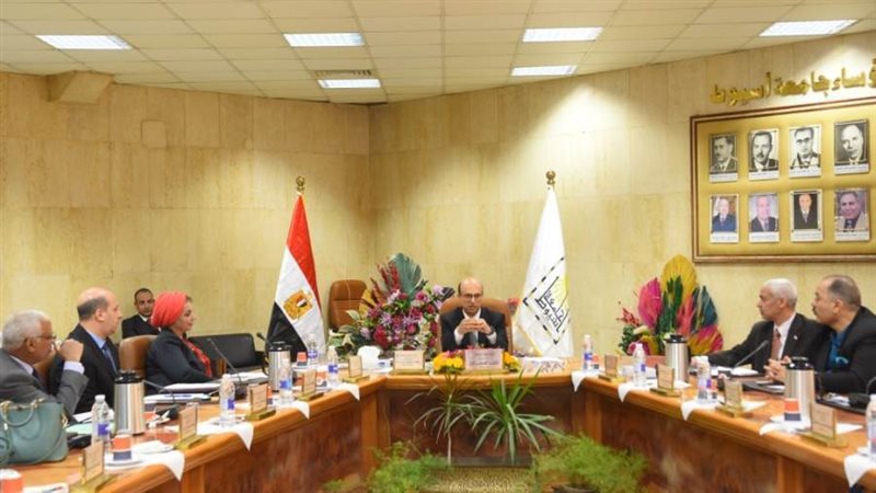 يترأس أول إجتماعات