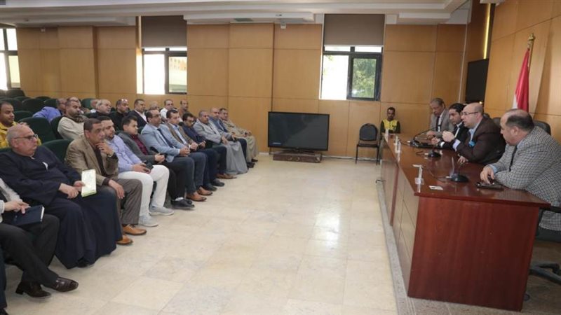 اجتماع محافظ بنى