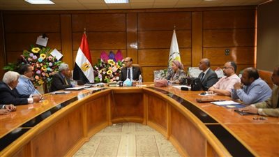 رئيس جامعة أسيوط يجتمع بإدارة كليتىي الطب البيطري والزراعة