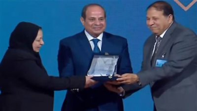 الرئيس السيسي يكرم عددًا من النماذج المشرفة من أبناء محافظة المنيا