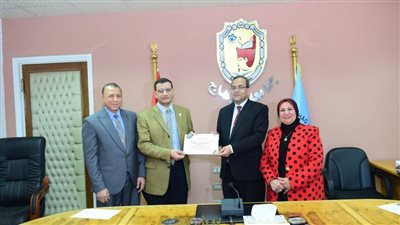 رئيس جامعة سوهاج يكرّم فريق عمل التصنيف الدولي للجامعات المستدامة