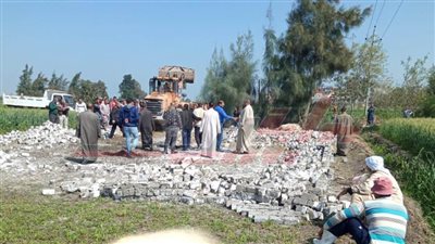 إزالة تعديات وتطهير ترع واستكمال توسعة الشوارع بمدينة ومركز كفر الشيخ