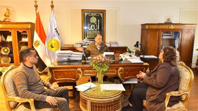 محافظ أسيوط يناقش الموقف التنفيذي لخطة الرصف وأعمال متابعة صيانة الطرق بقرى ومراكز المحافظة