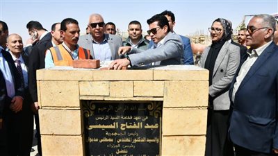 وزير الشباب ومحافظ الوادي الجديد يضعان حجر الأساس لإنشاء مضمار الهجن والفروسية