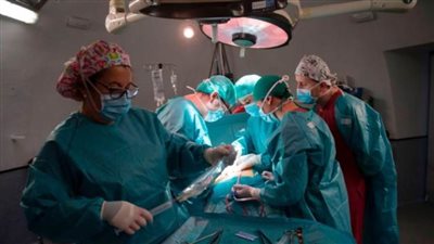 جراحة دقيقة وناجحة لمريض عمره 64 عامًا 
