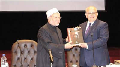 مفتي الجمهورية لطلاب جامعة القاهرة: لا تتركوا أنفسكم فريسة للمعلومات المضللة 