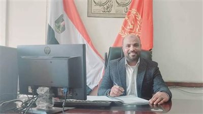 الزميل إبراهيم رمضان يهنئ الأستاذ محمد حلمي بتعيينه وكيلًا لمديرية التموين ببورسعيد