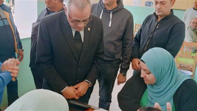 وكيل تعليم الدقهلية يتفقد لجنة تصحيح تظلمات الشهادة الإعدادية 