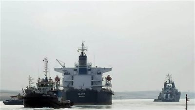 عاجل| هيئة قناة السويس تدفع بأربع قاطرات للتعامل مع جنوح سفينة حاويات