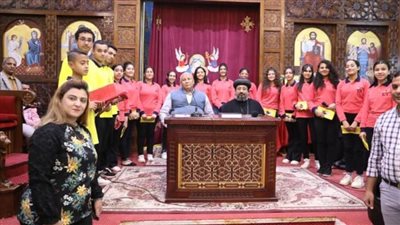 محافظ الوادي الجديد يعقد لقاءََ جماهيريًا بمقر كنيسة السيدة العذراء مريم بالخارجة