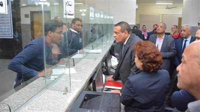 وزير التنمية المحلية ومحافظ قنا يتابعان سير العمل بالمركز التكنولوجي لخدمة المواطنين