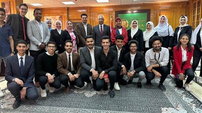 رئيس جامعة المنيا يكرم طلاب التربية الفنية المشاركين في أعمال التجميل بالمعصرة