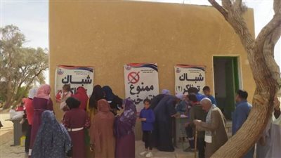 الكشف وصرف الدواء بالمجان لـ ٤٠٦ مواطنين في قافلة طبية بالوادي الجديد