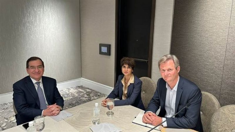 وزير البترول يبحث