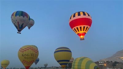 تحليق 40 رحلة بالون طائر تقل 850 سائحا في سماء الأقصر